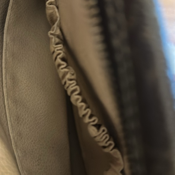 LOUIS VUTTON MEDIUM SIZE PURSE - Picture 5 of 9